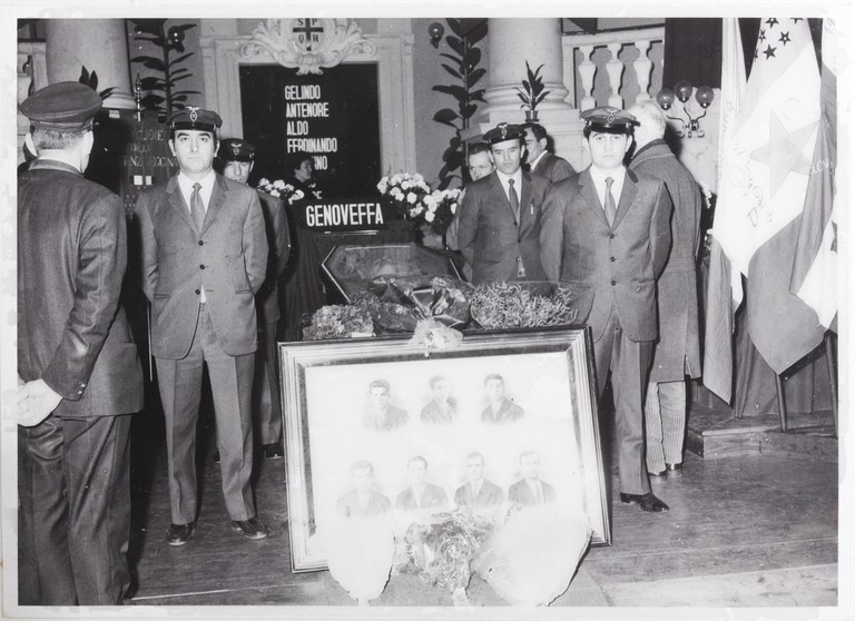 Gattatico-Reggio Emilia, 27-30 marzo 1970, Funerali di Alcide Cervi, camera ardente di Alcide nella Sala del Tricolore di Reggio Emilia, picchetto d'onore